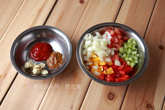 洋葱 红黄彩椒 芹菜和西红柿切成小粒备用