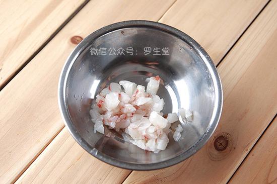 鲜虾去壳挑虾腺把肉切成小粒备用