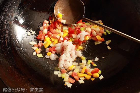 接着放虾肉再炒十五秒左右