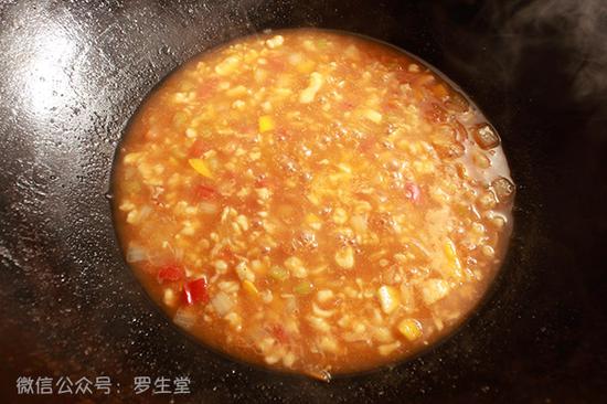 锅中倒适量开水烧开，把面粉用特别小的流水快速调出小疙瘩，倒进锅中大火煮开