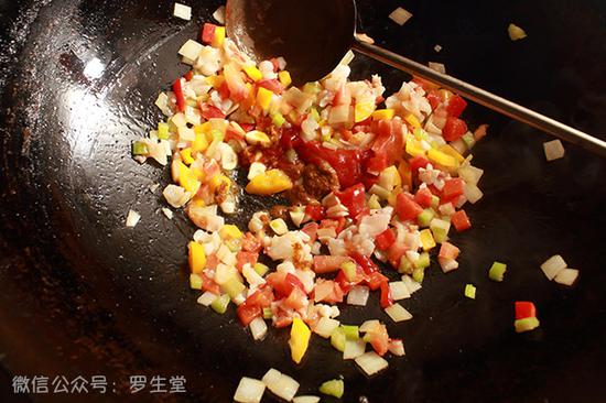 放咖喱酱、蕃茄酱和蒜片炒香，约半分钟