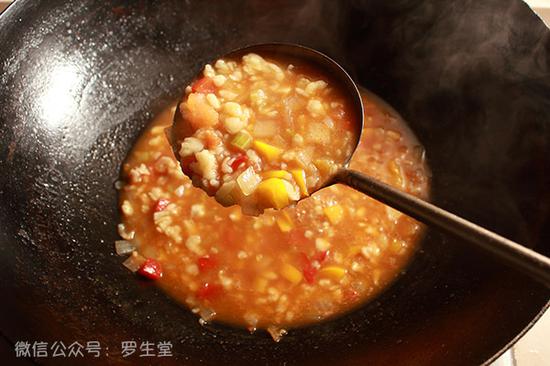 然后中火煮约三分钟左右放适量盐，至汤汁粘稠就可以了